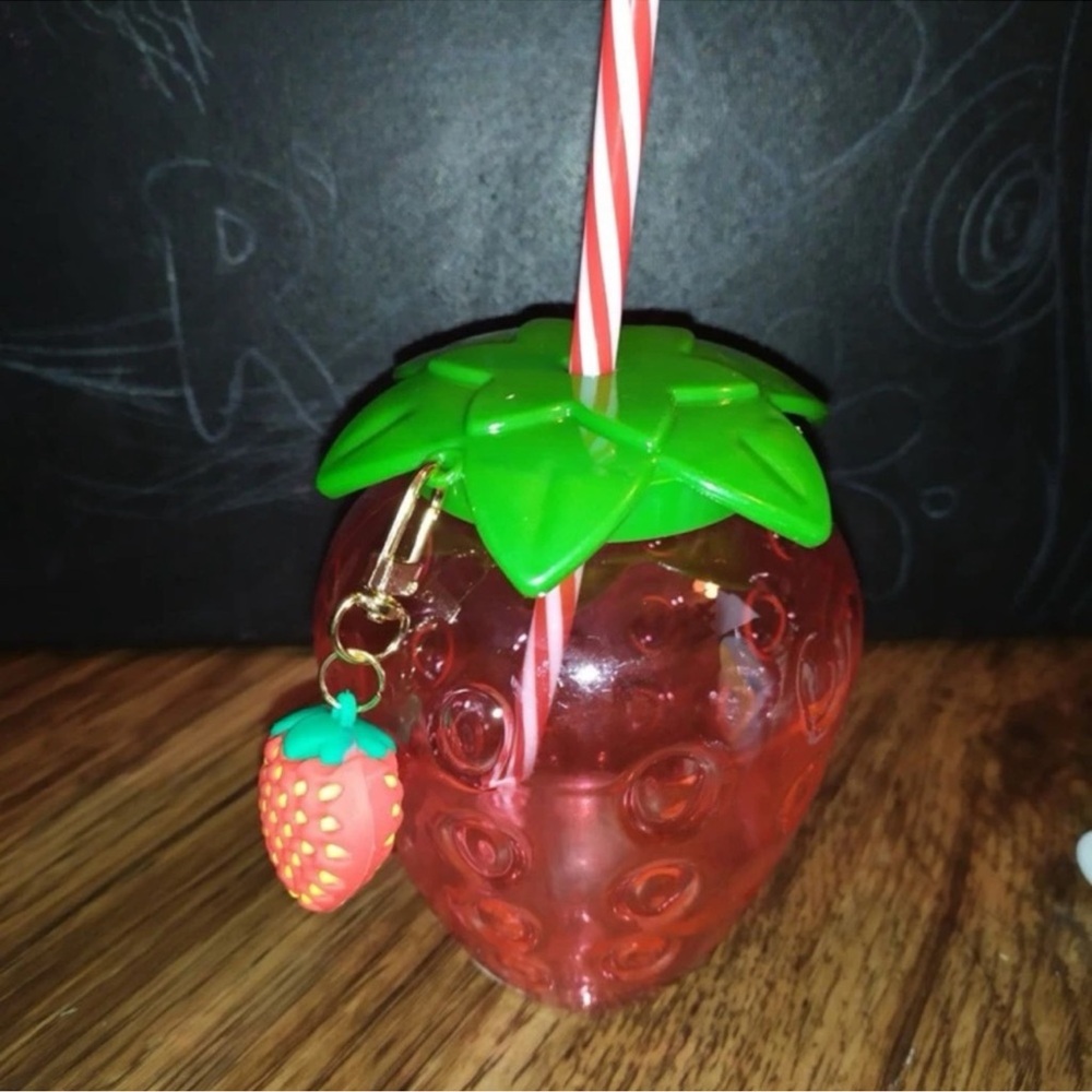 New Red Clear Plastic Strawberry Design Drinking
Tumbler With Straw & Key Chain - Picture 5 of 14